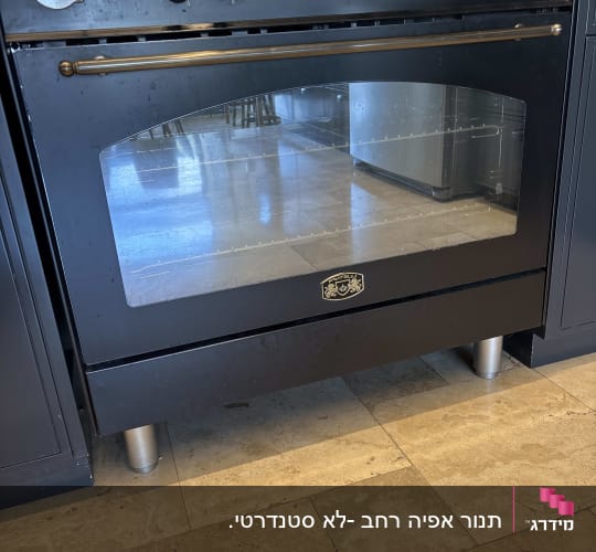 תנור אפייה עם כפתורים ומד חום